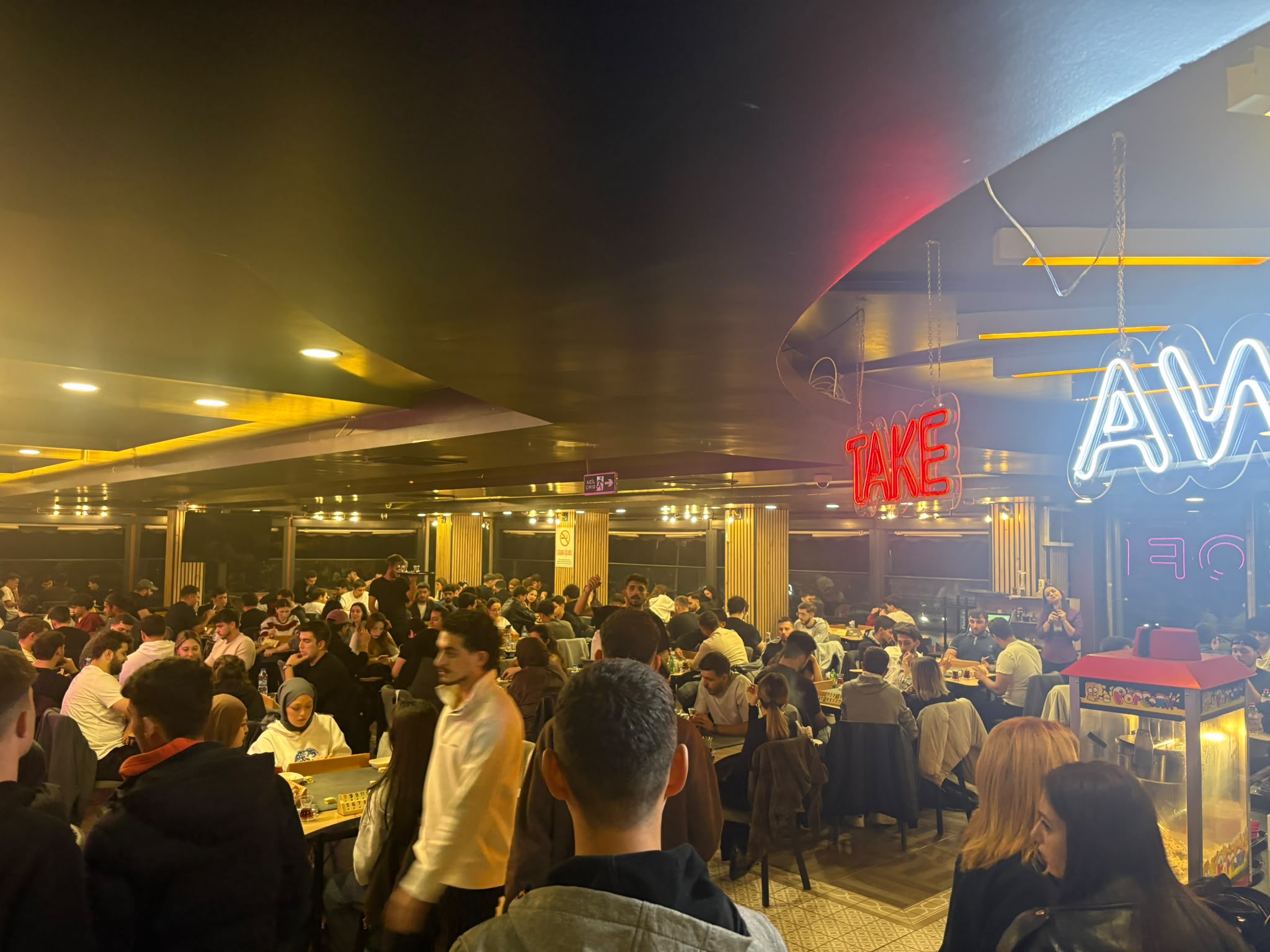 Nube’nin ışıklı salonunda sohbet eden ve oyun oynayan misafirler