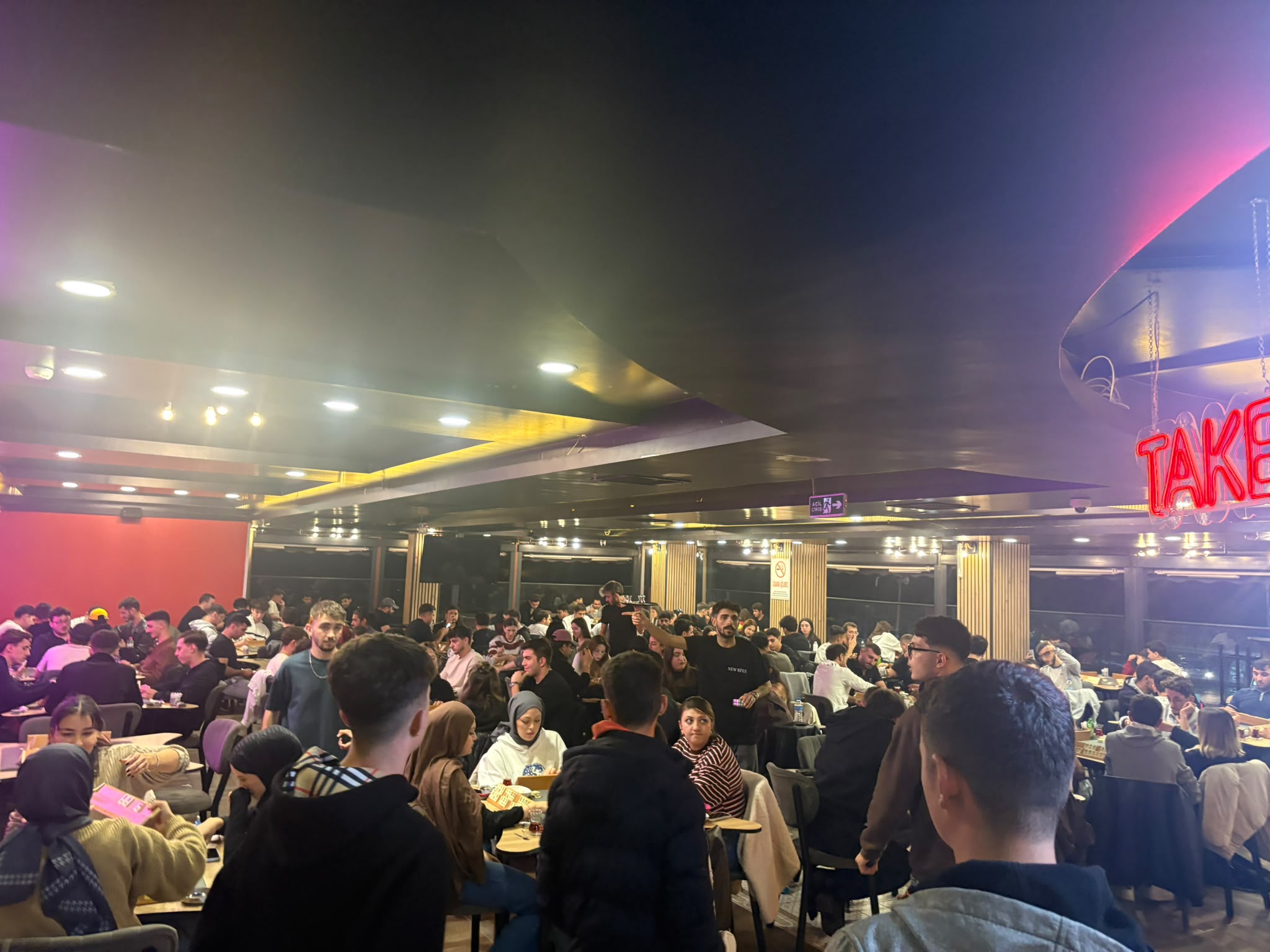 Nube’de masa oyunları etrafında toplanan misafirler